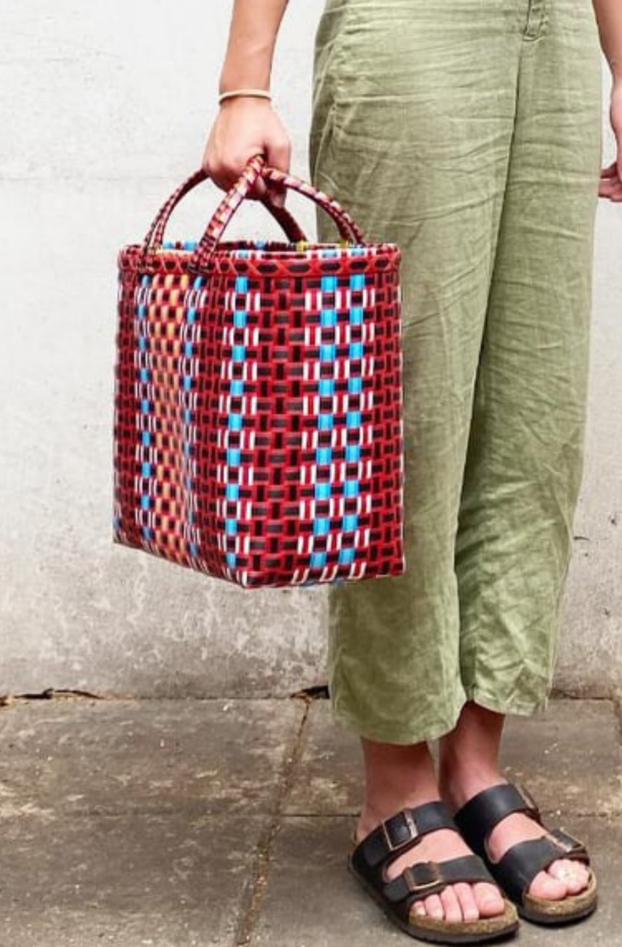 Pali Basket showing a model with large size basket