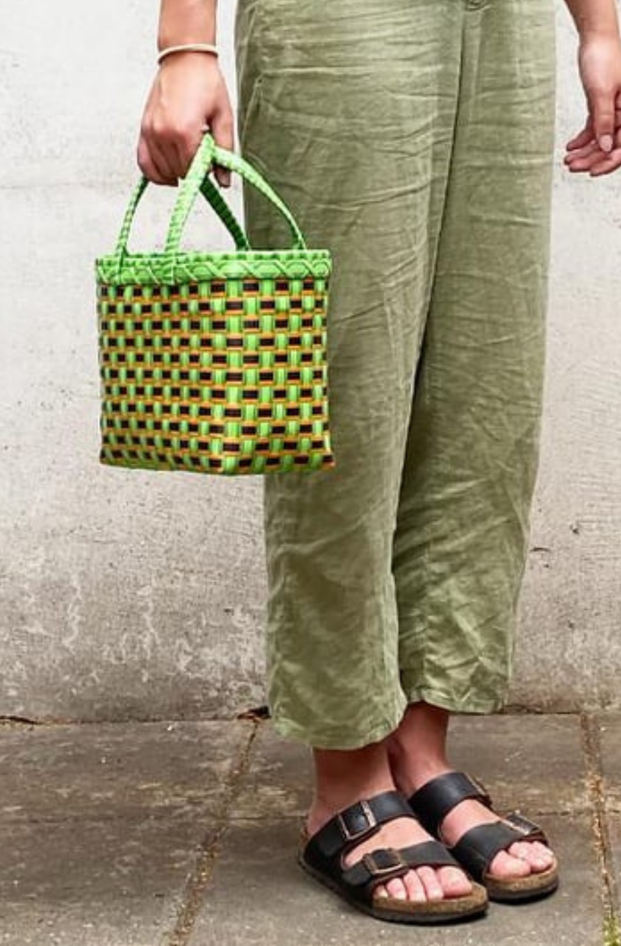 Pali Basket showing a model with mini size market